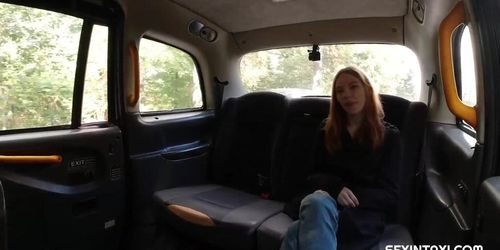 Miniatura de The horny driver played the photographer to fuck the naive girl