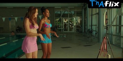 Miniatura de Josie Totah Bikini Scene in Faces Of Death