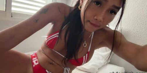 Miniatura de Asian Ladyboy Plays With an Anal Toy While Her Feet Fill the Frame