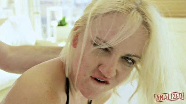 Miniatura de James Deen Dominates Marilyn Moore in Hardcore Anal Slam