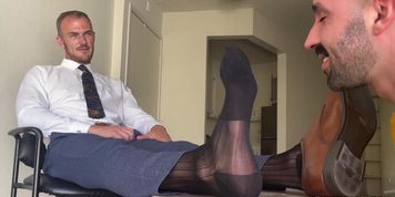 Miniatura de ChristianWilde: Nick Charms Foot Worship and Blowjob Apartment Deal