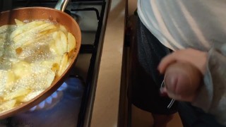Miniatura de Handjob by cute girlfriend while cooking fries(full vid on my 0nlyfans/ManyVids)