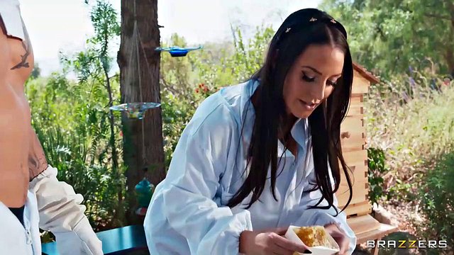 Miniatura de Angela White MILF Deepthroats Swollen Cock and Titty Fucks in Beekeeper Role