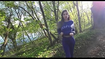 Miniatura de Sexo en el bosque con una MILF muy sexy.