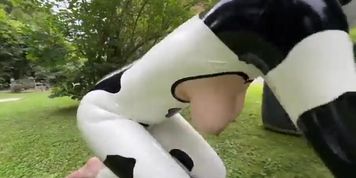 Miniatura de Hucows Anclla And Miss Fetilicious Latex Hucows Outdoors Fetish Deep Fucking (Miss Fetish)