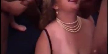 Miniatura de Gorgeous Ohio Cumslut in Amateur Bukkake party
