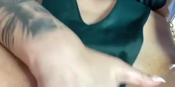 Miniatura de Busty Latina Mel Gomez Plays With Her Wet Pussy