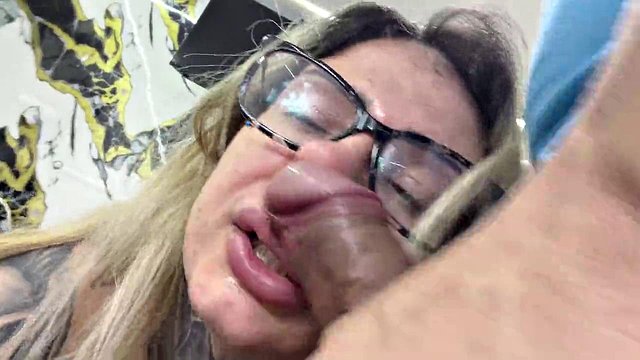 Miniatura de Glasses-Wearing Couple DNA Blissfully Takes Nerdy Girl's Big-Cock Cuckold Thrust