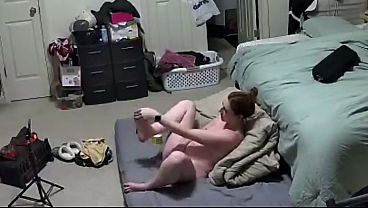 Miniatura de MILF pillada masturbándose con un pene grande