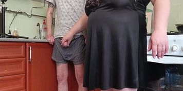 Miniatura de Before Lunch, My Chunky Neighbor Gives Me A Slimy Handjob And Swallows Every Drop On My Dick
