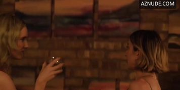 Miniatura de Molly Bernard Lesbian Scene in A Nice Lady