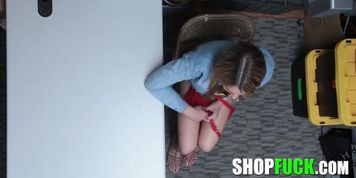 Miniatura de Scared girl Thief Has To Choose Between A Blowjob And A Jail - SHOPFUCK