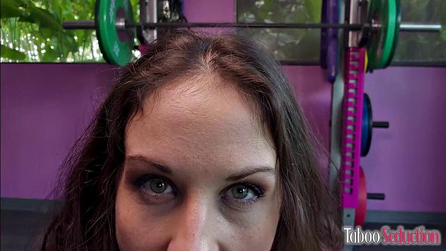 Miniatura de Brunette MILF Amiee Cambridge Too Horny for Gym Workout