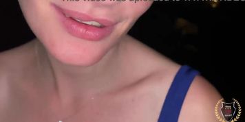 Miniatura de Big Boobed Cougar Aria Khaide Gives Rome Major A Public Blowjob!