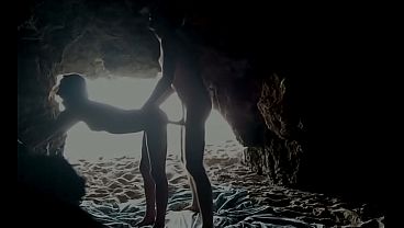Miniatura de Pareja grabada en la playa, dentro de la cueva.