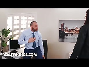 Miniatura de reality kings sexy bella rolland gives stirling cooper exactly what he wants by letting him worship her feet