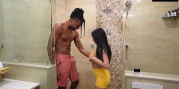 Miniatura de Latina Enjoys Intense Interracial Encounter