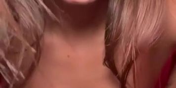 Miniatura de Onlyeeeli Strips Her Latex Suit Then Masturbates