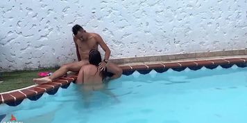 Miniatura de THE NEIGHBOR COMES DOWN TO SUN AND I SEDUCE HER TO GIVE ME A DELICIOUS BLOWJOB IN THE POOL