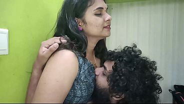 Miniatura de Diversión sexual con sexo oral apasionado entre marido y mujer, con sari y ombligo al descubierto.