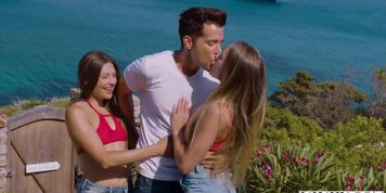 Miniatura de BFFs share outdoor threesome on vacation (Naomi Swann, Talia Mint)