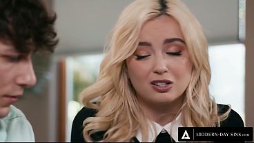 Miniatura de PECADOS MODERNOS - Lexi Lore descubre una laguna legal en el sexo anal después de que su amiga, tras mojarla, se retira.