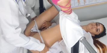 Miniatura de Wife Lets Gynecologist Play Before Husband (Fanny Squirting)