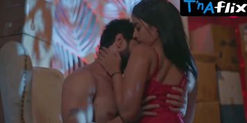 Miniatura de Aliya Naaz Lesbian, Bikini Scene in Tadap
