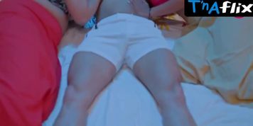 Miniatura de Aliya Naaz Lesbian, Bikini Scene in Tadap