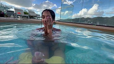 Miniatura de MI ESPOSA TETONA ME HACE UNA MAMADA JUNTO A LA PISCINA DEL HOTEL MIENTRAS LA GENTE NOS MIRA —YASMINA KHAN