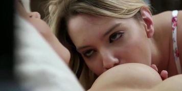 Miniatura de Huge Boobs Stepmom Tanya Tate Seduces Little Tittied Kenna James Lesbian Style