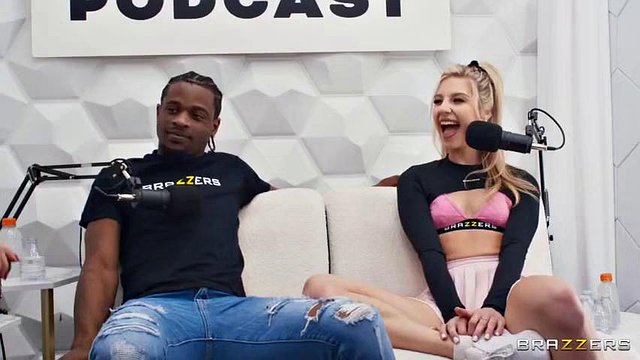 Miniatura de Alexis Fawx Deepthroats Cheerleader Kait in Lesbian Threesome