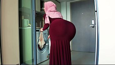 Miniatura de La masturbación mutua con mi madrastra con hiyab se convirtió en sexo accidental.