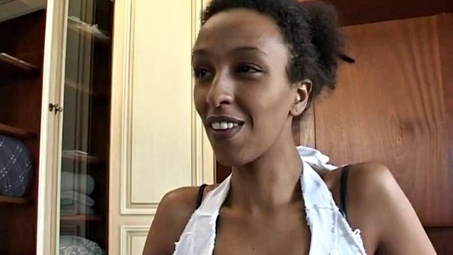 Miniatura de Ema the Little Black Girl Fears Double Penetration in Threesome