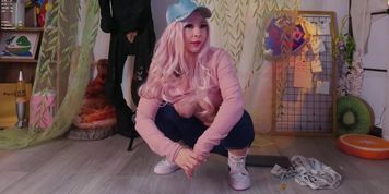 Miniatura de Cosplay model showcases figure on webcam