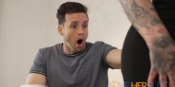 Miniatura de Tattooed Woman Rides Face Before Sex (alex charger, hannah royal, josie ray, mina gangbang, natsuki rin, shannon lee)