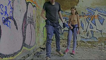 Miniatura de Dominatrix chica pegging anal hombre al aire libre sexo peligroso en un edificio abandonado amateur