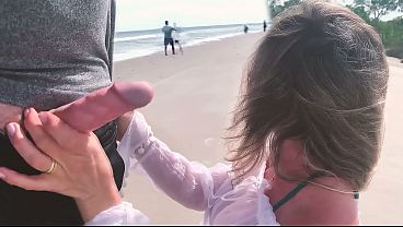 Miniatura de Una desconocida MILF pide sexo anal delante de todos.