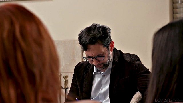 Miniatura de Aubry Babcock & Lauren Phillips: MILFs Questioning Guys Vs. Girls