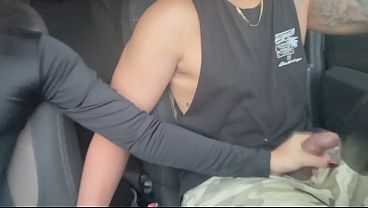Miniatura de Estudiante menuda hace una mamada en el coche y eyacula.