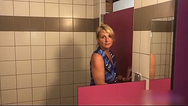 Miniatura de Sexo oral y eyaculación en el baño durante un campamento arriesgado - Mi esposa Luna