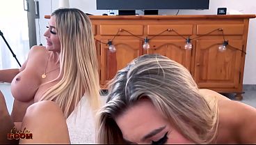 Miniatura de Una pareja de swingers tiene un encuentro sexual a cuatro bandas en una fiesta después de la playa: Carla Boom, Sergio, Kayden y Paul.