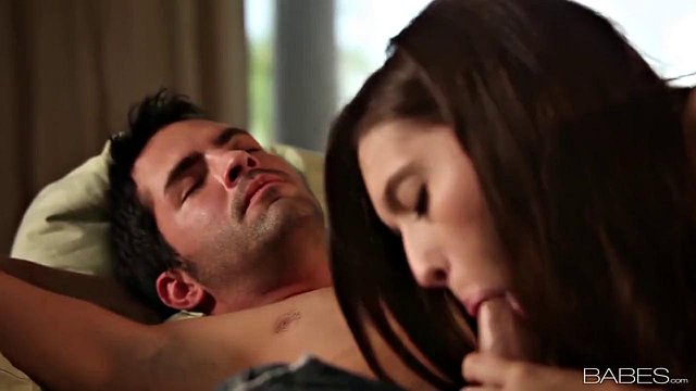 Miniatura de Kris Slater Delivers a Hardcore Blowjob and Massive Facial to Brunette Zarena Summers During Their Exotic Tropical