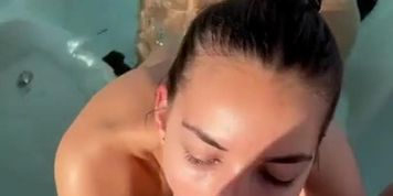 Miniatura de Sweetbunny Eats Cum After Blowjob In The Hot Tub