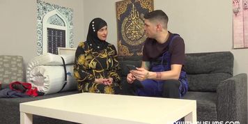 Miniatura de Busty Milf In Hijab Will Do Anything For A Dick