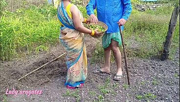 Miniatura de Pareja india disfrutando abiertamente de su vida sexual al aire libre.