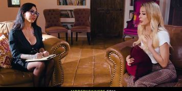 Miniatura de Aiden Ashley & Lily Lane is thirsting for some lesbian change