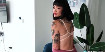 Miniatura de Asian MILF Kitty, 42, Fingers Her Mature Pussy - Kitty Chow