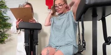 Miniatura de Doctor Lora Cross Gives Oral, Anal And Vaginal Exam To Hot Girl