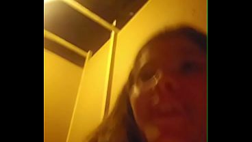 Miniatura de Una rubia casada le practica sexo oral a un hombre en un club y su marido ni siquiera se da cuenta.